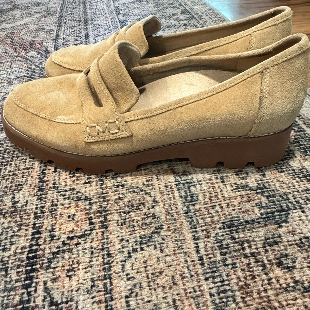 Vionic Cheryl Beige Suede Loafers for Women Size 7 like new